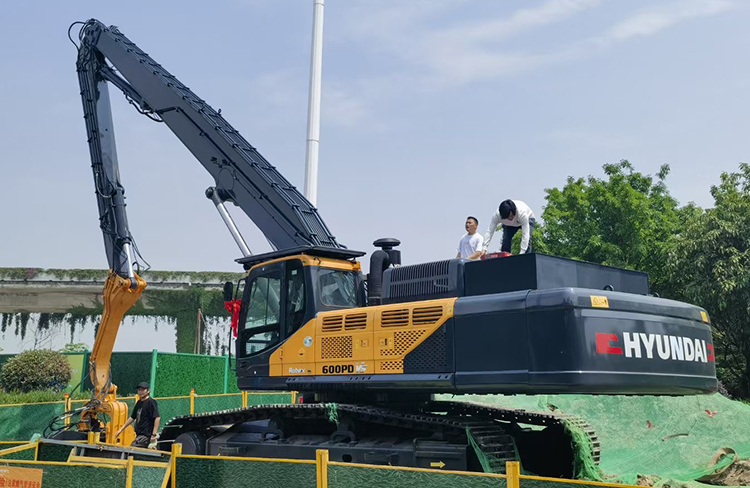 La excavadora Hyundai R600PRO modificó el brazo de pilotaje de 20,5 m