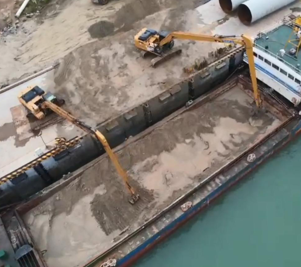 Sitio de construcción del muelle de brazo largo de excavadora CAT336 25M: carga y descarga de arena