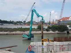 El brazo de hinca de pilotes de excavadora de 14,8 metros de largo y 40 a 45 toneladas tiene una profundidad de hinca de pilotes de 12 metros