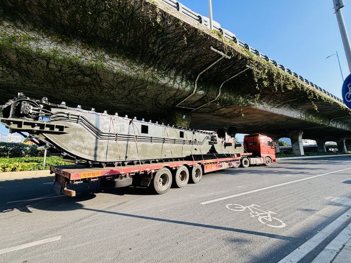 Excavadora anfibia CAT336 con tren de aterrizaje tipo pontón: preparación para el envío