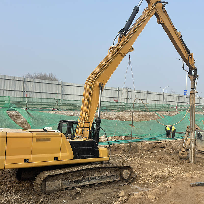 CAT336 dual-purpose long boom capable of excavating soil/driving sheet piles/holes.