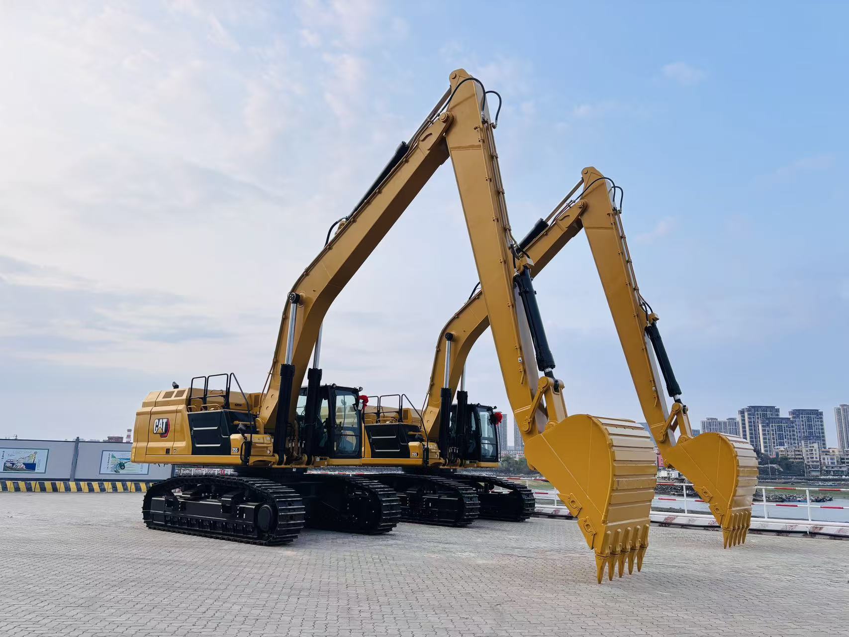 Hengwei Machine Empowering Maritime Projects: Two CAT355 Maritime-Specific Long Booms Delivered for High-Efficiency Performance